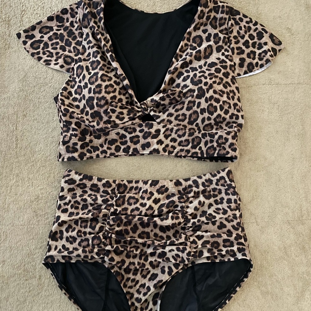 HTF Torrid Leopard 2 Piece swimsuit bikini set size 0♥️